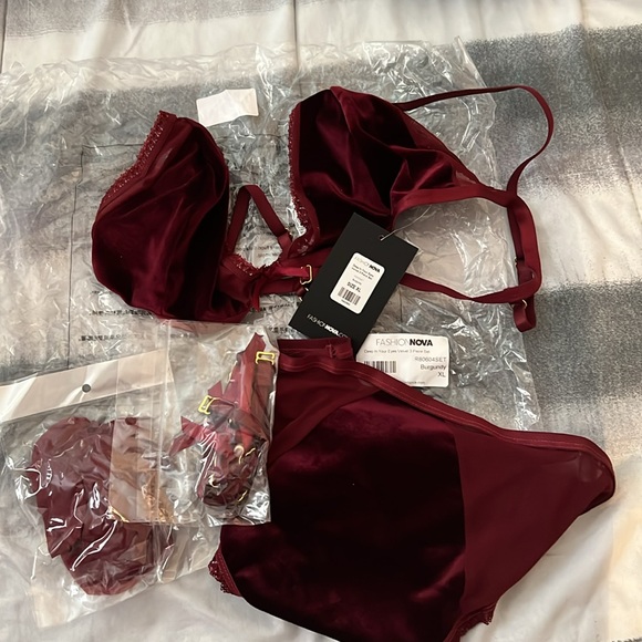 Fashion Nova Deep In Your Eyes Velvet 3 Piece Set Burgundy - Picture 4 of 5